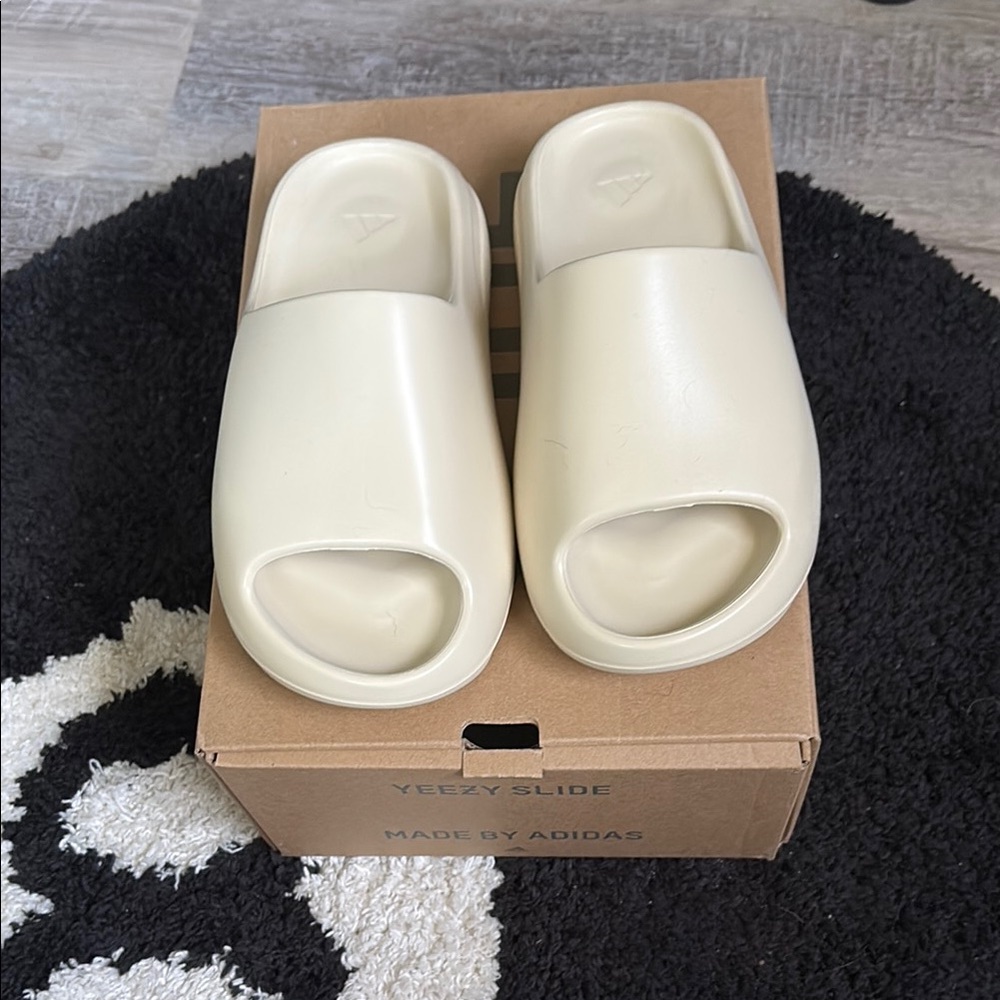 Adidas Yeezy Slide in Light Beige